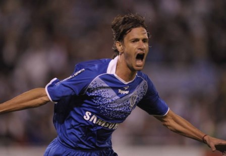 Vélez se adelantó en la difícil serie de cuartos ante Santos