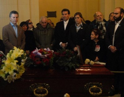 Artistas, familiares y políticos en el último adiós a Estela Raval