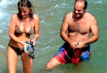 El Papa aceptó la renuncia del obispo fotografiado junto a una mujer