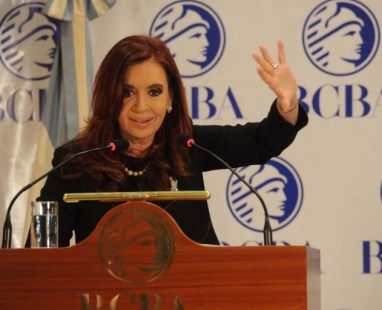 El gobierno marcha imperturbable entre los escándalos y el relato