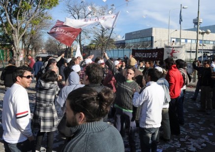 Manifestantes del sindicato de vendedores de diarios mantuvieron nuevos bloqueos en las plantas impresoras