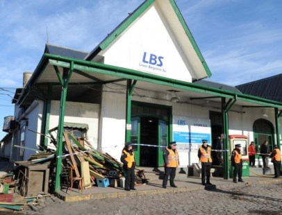 Un tren de la línea Belgrano Sur embistió un paragolpes del buffet de la estación en Barracas