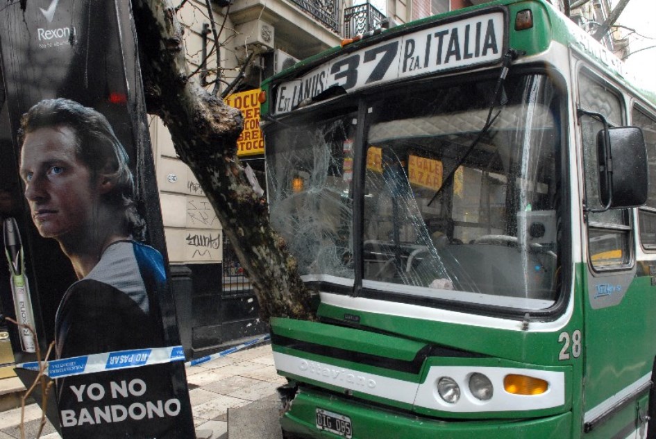 Chocó un colectivo contra un árbol en Recoleta: hay cinco heridos ...
