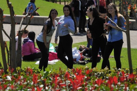 Los jóvenes festejaron en todo el país la llegada de la primavera y el ...