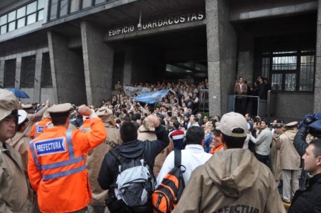 Prefectos autoacuartelados en el Edificio Guardacostas por reducciones salariales