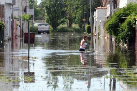 Son más de 400 los evacuados por la crecida del río Luján