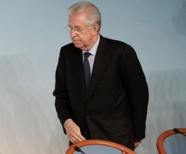 El anticipado retiro de Mario Monti aumenta la incertidumbre en Italia