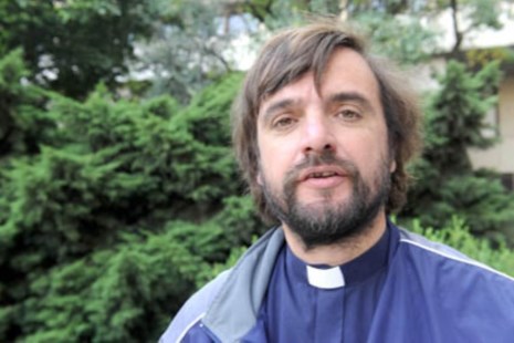 Un sacerdote amenazado por narcos retornará a Buenos Aires para recuperar a los adictos al paco