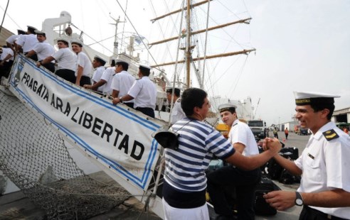 La fragata Libertad zarpó desde Ghana y regresa a la Argentina