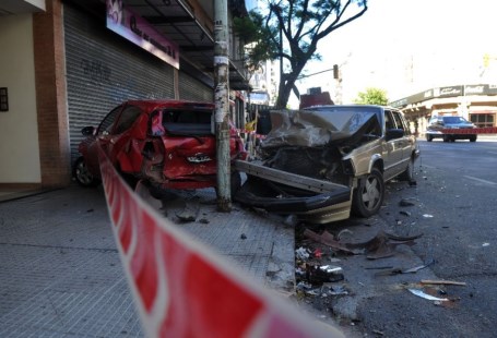 Dos heridos en un choque entre tres vehículos en la esquina de San Juan y Boedo