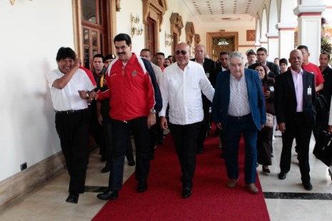Multitudinario respaldo a Hugo Chávez en el Palacio de Miraflores