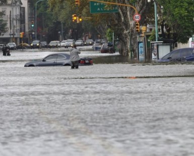 La implacable tormenta que azotó la Ciudad y el conurbano causó ocho muertos
