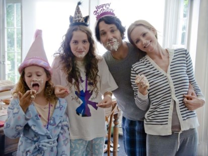 Charlotte (Iris Apatow), Sadie (Maude Apatow), Pete (Paul Rudd) y Debbie (Leslie Mann), felices. 