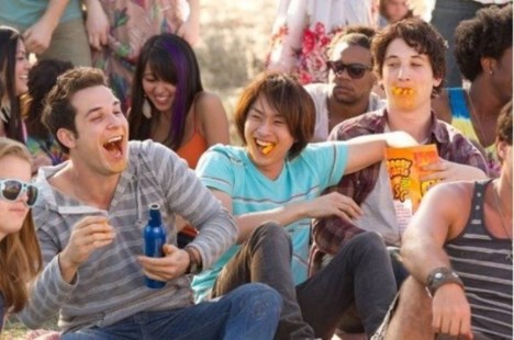 Casey (Skylar Astin), Justin Chon (Jeff Chang) y Miller (Miles Teller), de festejo.