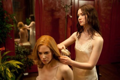 Evelyn (Nicole Kidman) con India (Mia Wasikowska), madre e hija en extraño ritual.