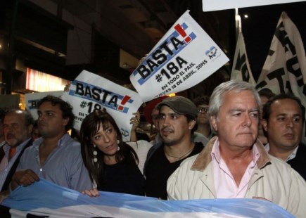 La oposición marchó con la gente y efectuó sus críticas al Gobierno