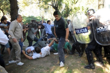 Exigen informes a la Ciudad por la represión en el Borda