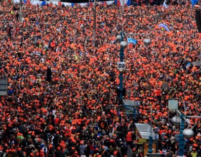 Una multitud se congregó en la Plaza Dam