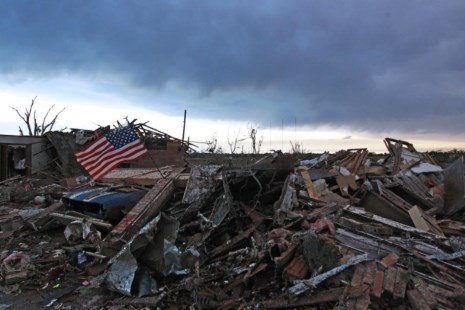 Confirman 24 víctimas fatales por el devastador tornado en Oklahoma