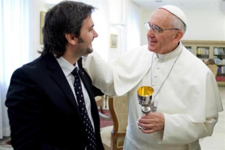 El papa Francisco recibió el cáliz del argentino Adrián Pallarols
