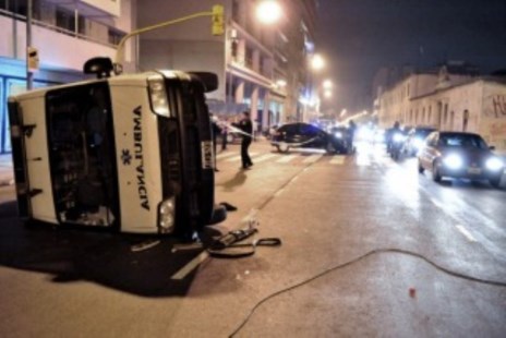 Tres heridos al chocar un auto y una ambulancia en Constitución