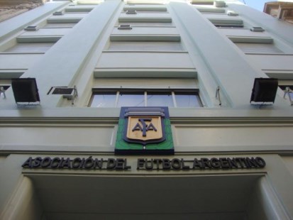 Amparándose en el contrato con el Gobierno, la AFA decidió que haya fútbol todos los domingos a las 21.30