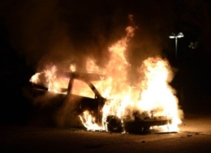 Cientos de suecos incendiaron autos, propiedades y se enfrentaron con la policía en la periferia de Estocolmo
