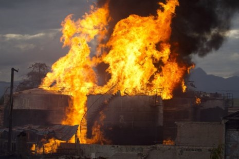 Un incendio destruyó seis tanques de combustible en Brasil