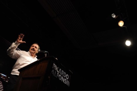 Alfonsín lanzó su candidatura y llamó a decirle "basta" al Gobierno