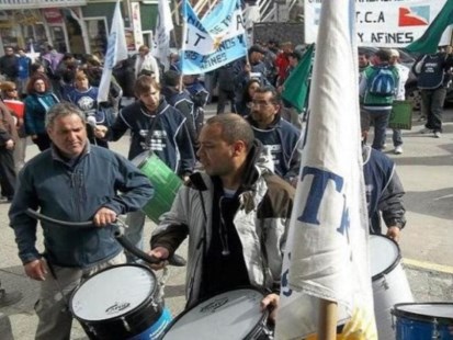 Los docentes fueguinos siguen ocupando la gobernación mientras que el ejecutivo denuncia una "movida desestabilizadora"
