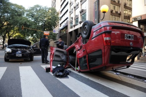 Siete heridos tras un choque y vuelco en pleno centro