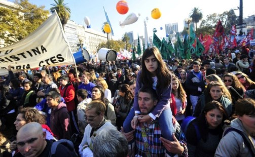 Miles de personas van colmando Plaza de Mayo y disfrutan a pleno sol del festival de música