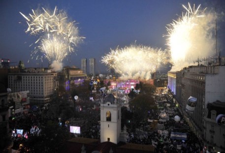 Miles de personas colmaron la Plaza para festejar el 25 de Mayo
