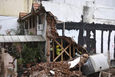 Se derrumbó una medianera lindera a una obra en construcción en Colegiales 