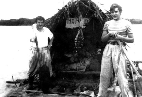 Alberto Granado y Ernesto Guevara, en balsa por el lago Titicaca, en Bolivia.