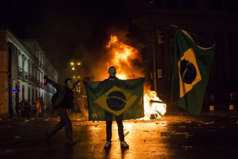 Una noche de furia dejó edificios tomados y destrozos en Brasil