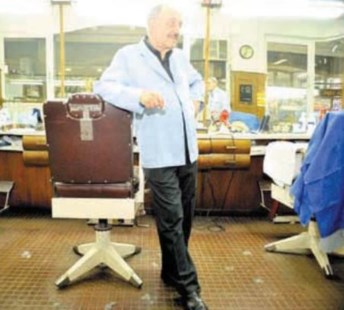 El corte a tijera de Mario, el peluquero del Papa Francisco