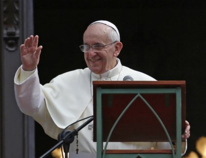 Durante el rezo del Angelus, sostuvo que "niños y ancianos construyen el futuro de los pueblos"