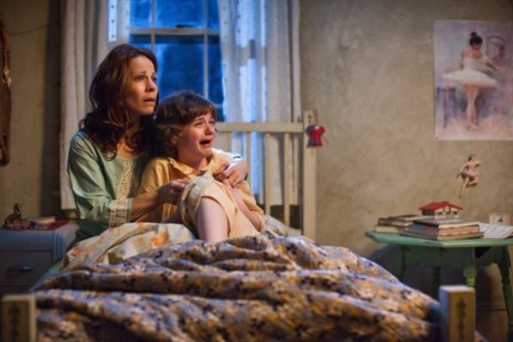 Carolyn (Lili Taylor) y Christine (Joey King), madre e hija, sobresaltadas. 