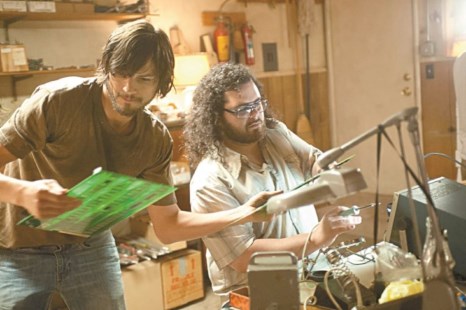 Steve Jobs (Ashton Kutcher) y Steve Wozniak (Josh Gad), en el garage en el que fundaron Apple. 