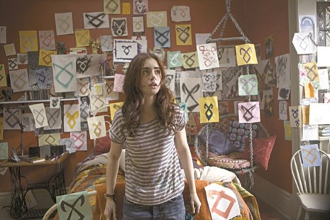 Clary (Lily Collins), una adolescente que percibe lo que otros no ven. 