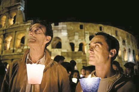Michele (Nando Paone) y Luciano (Aniello Arena), procesión en Roma. 