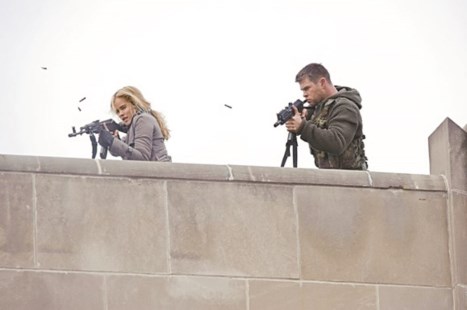 Erica Martin (Isabel Lucas) y Jed Eckert (Chris Hemsworth), dispuestos a defender su territorio.