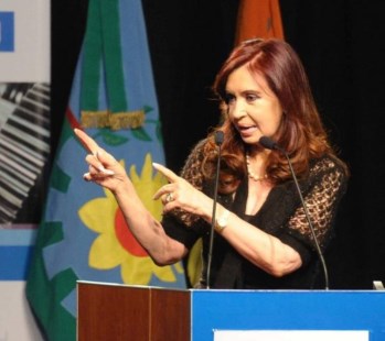 La Presidenta aseguró que los fondos buitres "se quieren llevar puestos al país"