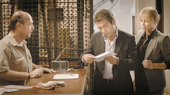 El portero (Luis Ziembrowski), Sebastián (Ricardo Darín) y Delia (Belén Rueda), oprimidos por la desconfianza. 