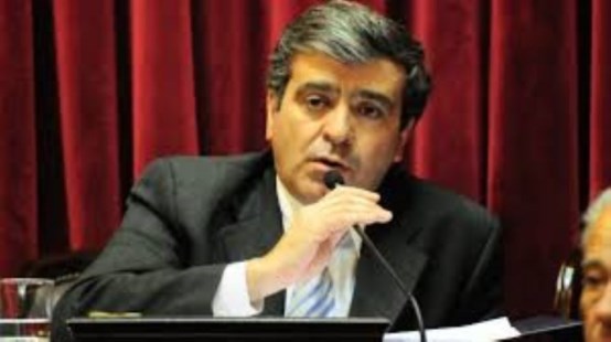 Escándalo: el bloque radical abandonó el recinto en plena sesión ofendido por los "agravios" de Recalde