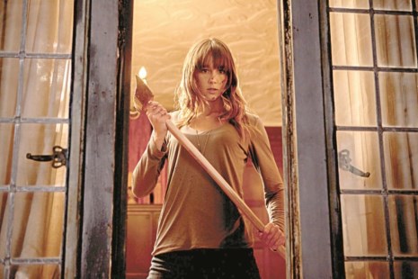 Erin (Sharni Vinson) dispuesta a enfrentar a cualquier contratiempo. 