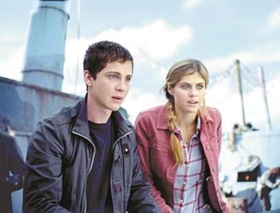 Percy (Logan Lerman) y Annabeth (Alexandra Daddario), amigos en peligro. 