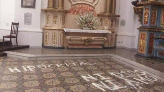 Quemaron el sillón sacerdotal y dejan pintadas en la Iglesia San Ignacio de Loyola