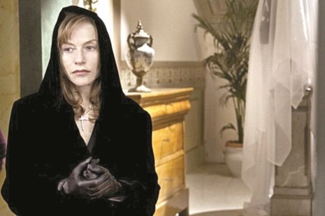 Isabelle Huppert en el papel de una mujer que custiona el designio divino. 